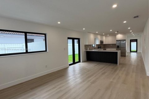 House in Hialeah, Florida 3 bedrooms, 131.92 sq.m. № 1959796 - photo 3