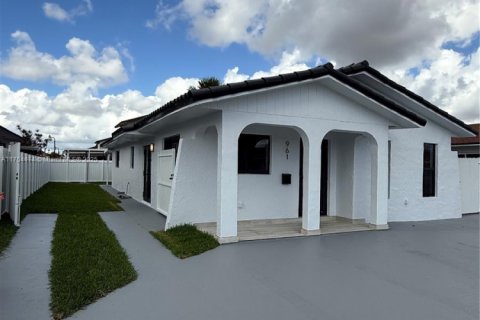 House in Hialeah, Florida 3 bedrooms, 131.92 sq.m. № 1959796 - photo 2