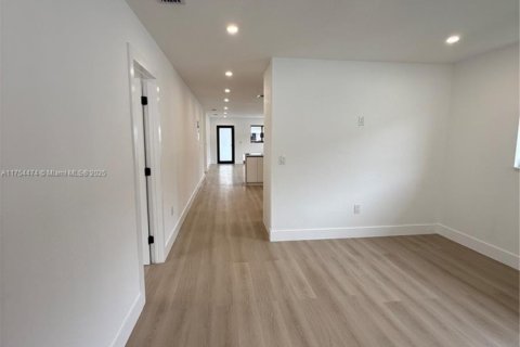 House in Hialeah, Florida 3 bedrooms, 131.92 sq.m. № 1959796 - photo 13