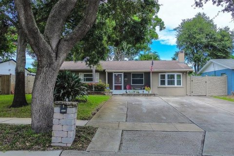 House in Seminole, Florida 3 bedrooms, 107.95 sq.m. № 1904076 - photo 1