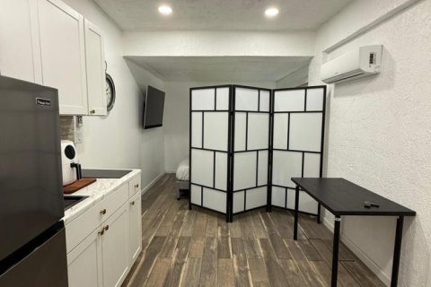 Commercial property in Hollywood, Florida 3 rooms, 18.58 sq.m. № 2083404
