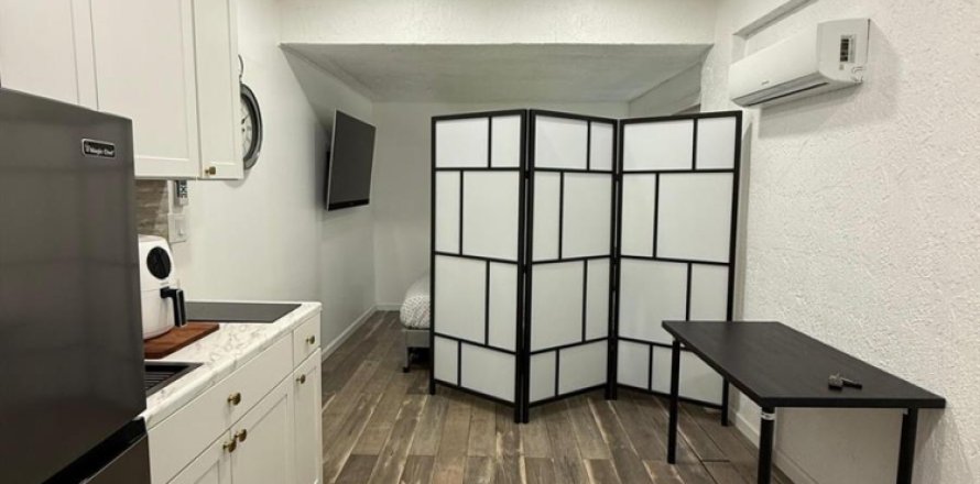Commercial property in Hollywood, Florida 3 rooms, 18.58 sq.m. № 2083404