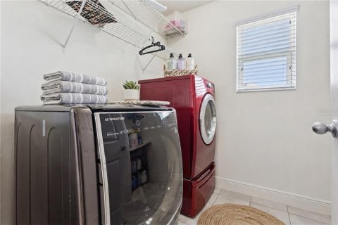 House in Tavares, Florida 3 bedrooms, 276.2 sq.m. № 2238263 - photo 23
