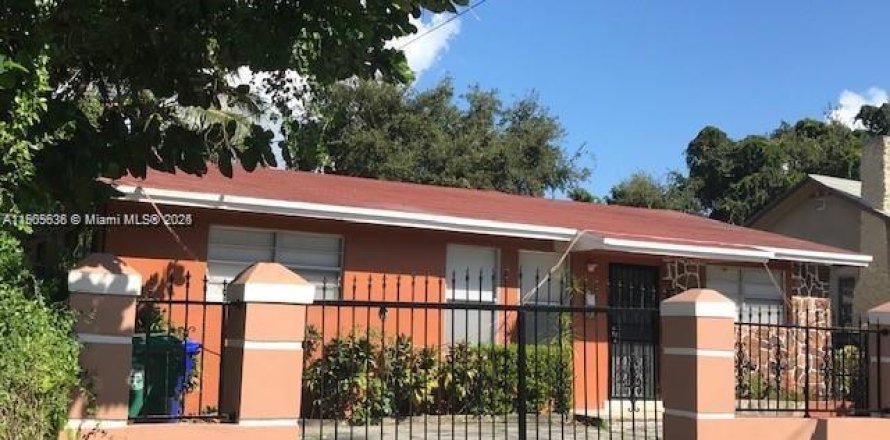 House in Miami, Florida 2 bedrooms, 163.32 sq.m. № 1956244
