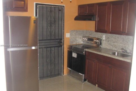 House in Miami, Florida 2 bedrooms, 163.32 sq.m. № 1956244 - photo 4
