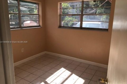 House in Miami, Florida 2 bedrooms, 163.32 sq.m. № 1956244 - photo 6