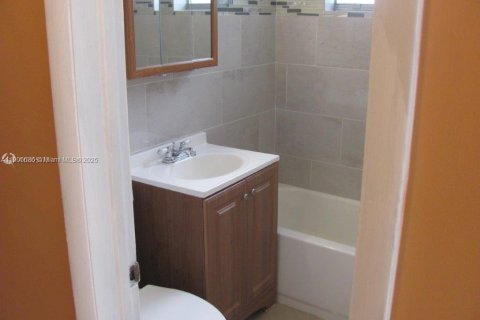 House in Miami, Florida 2 bedrooms, 163.32 sq.m. № 1956244 - photo 14