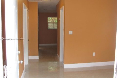 House in Miami, Florida 2 bedrooms, 163.32 sq.m. № 1956244 - photo 5
