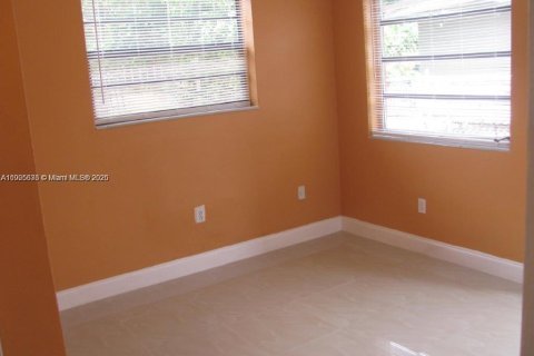 House in Miami, Florida 2 bedrooms, 163.32 sq.m. № 1956244 - photo 2