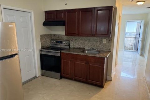 House in Miami, Florida 2 bedrooms, 163.32 sq.m. № 1956244 - photo 11