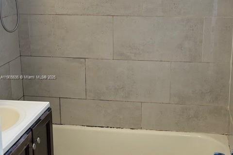 House in Miami, Florida 2 bedrooms, 163.32 sq.m. № 1956244 - photo 12