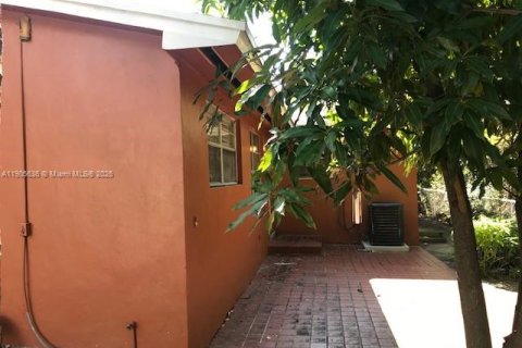 House in Miami, Florida 2 bedrooms, 163.32 sq.m. № 1956244 - photo 9