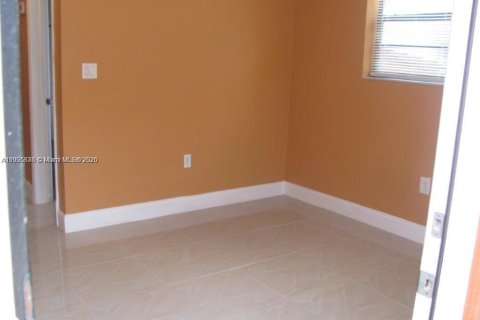 House in Miami, Florida 2 bedrooms, 163.32 sq.m. № 1956244 - photo 3