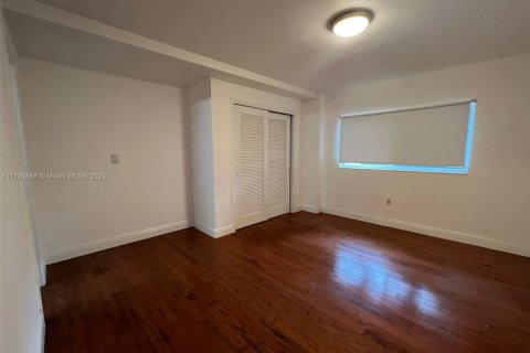 House in Miami, Florida 4 bedrooms, 106 sq.m. № 1731327 - photo 27