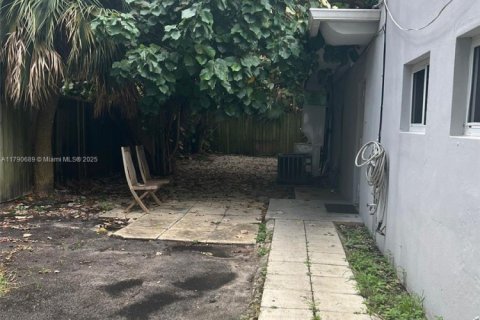 House in Miami, Florida 4 bedrooms, 106 sq.m. № 1731327 - photo 25