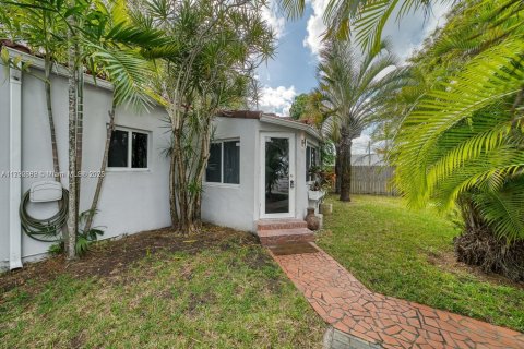 House in Miami, Florida 4 bedrooms, 106 sq.m. № 1731327 - photo 3