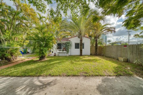 House in Miami, Florida 4 bedrooms, 106 sq.m. № 1731327 - photo 1