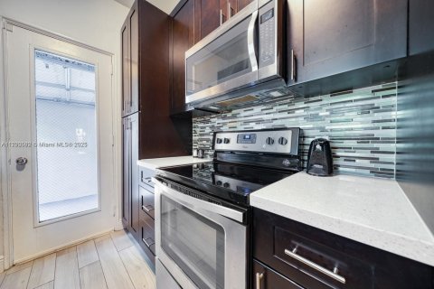 House in Miami, Florida 4 bedrooms, 106 sq.m. № 1731327 - photo 12