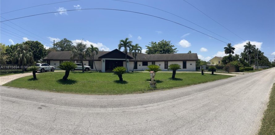 Commercial property in Homestead, Florida № 1768644