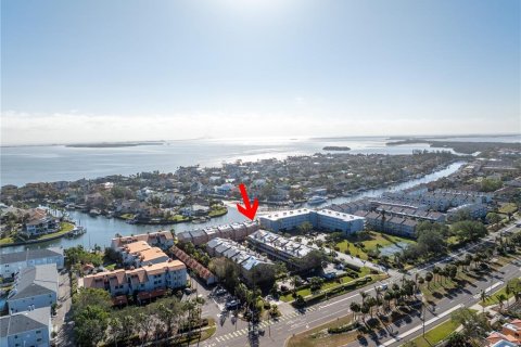 Townhouse in Saint Petersburg, Florida 2 bedrooms, 153.29 sq.m. № 1717670 - photo 1