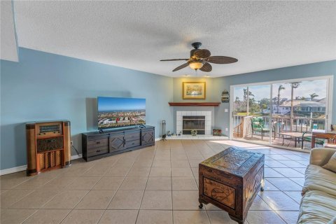 Townhouse in Saint Petersburg, Florida 2 bedrooms, 153.29 sq.m. № 1717670 - photo 5