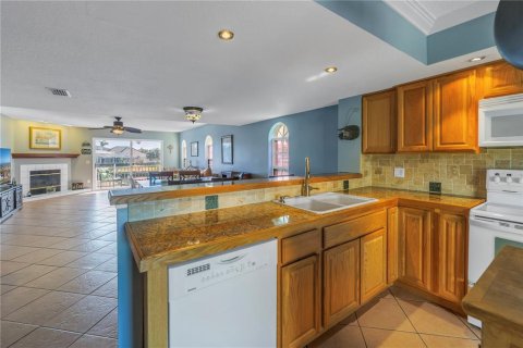 Townhouse in Saint Petersburg, Florida 2 bedrooms, 153.29 sq.m. № 1717670 - photo 11