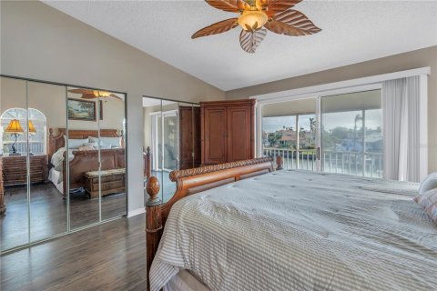 Townhouse in Saint Petersburg, Florida 2 bedrooms, 153.29 sq.m. № 1717670 - photo 15