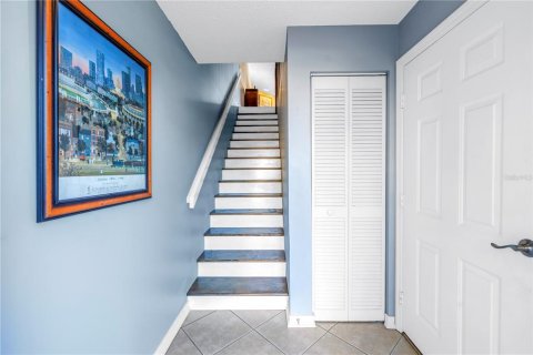Townhouse in Saint Petersburg, Florida 2 bedrooms, 153.29 sq.m. № 1717670 - photo 4