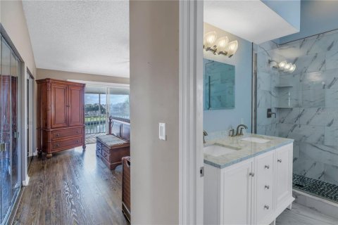 Townhouse in Saint Petersburg, Florida 2 bedrooms, 153.29 sq.m. № 1717670 - photo 13