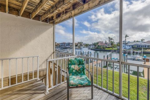 Townhouse in Saint Petersburg, Florida 2 bedrooms, 153.29 sq.m. № 1717670 - photo 30