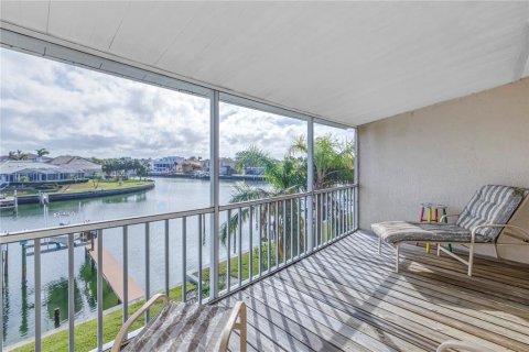 Townhouse in Saint Petersburg, Florida 2 bedrooms, 153.29 sq.m. № 1717670 - photo 19