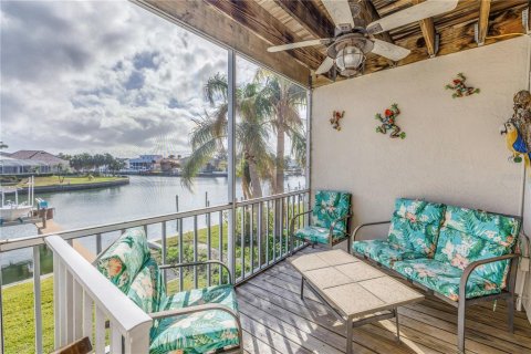 Townhouse in Saint Petersburg, Florida 2 bedrooms, 153.29 sq.m. № 1717670 - photo 29