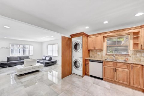 Apartment in Dania Beach, Florida 2 bedrooms, 88.26 sq.m. № 2003062 - photo 14