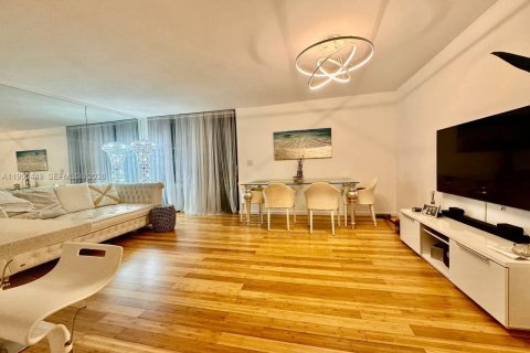 Townhouse in Hallandale Beach, Florida 3 bedrooms, 162.58 sq.m. № 2027601 - photo 6