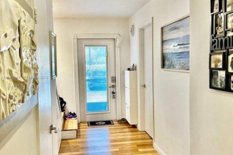 Townhouse in Hallandale Beach, Florida 3 bedrooms, 162.58 sq.m. № 2027601 - photo 19