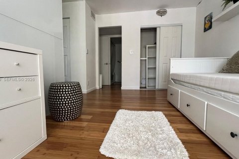 Townhouse in Hallandale Beach, Florida 3 bedrooms, 162.58 sq.m. № 2027601 - photo 26