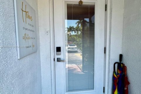 Townhouse in Hallandale Beach, Florida 3 bedrooms, 162.58 sq.m. № 2027601 - photo 3