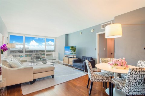 Copropriété à vendre à Miami Beach, Floride: 1 chambre, 81.1 m2 № 1945880 - photo 1