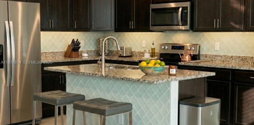 House in Pompano Beach, Florida 3 bedrooms, 113.53 sq.m. № 2040992