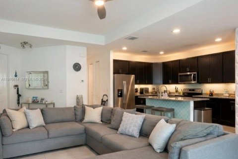 House in Pompano Beach, Florida 3 bedrooms, 113.53 sq.m. № 2040992 - photo 2