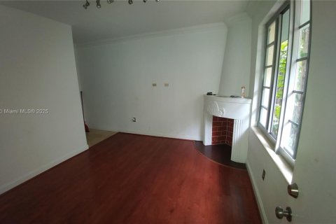Condo in Miami Beach, Florida, 1 bedroom  № 1931708 - photo 1