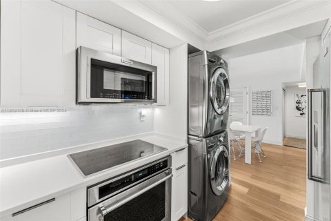 Condo in Cocoa Beach, Florida, 2 bedrooms  № 1972995 - photo 17