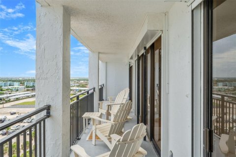 Condo in Cocoa Beach, Florida, 2 bedrooms  № 1972995 - photo 30
