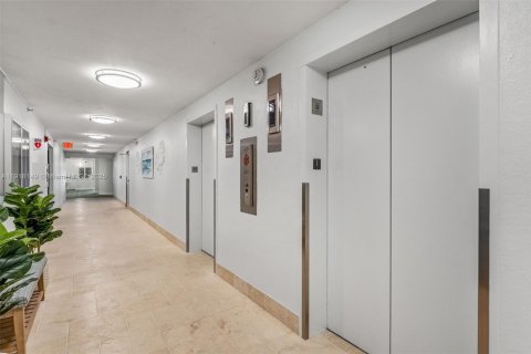 Condo in Cocoa Beach, Florida, 2 bedrooms  № 1972995 - photo 4