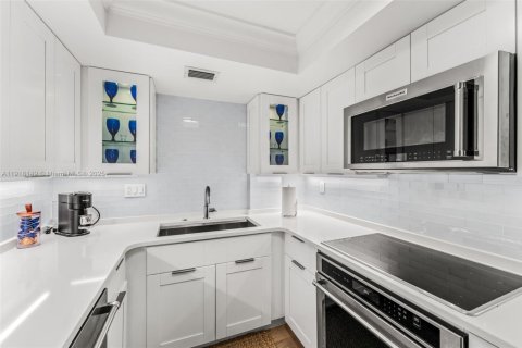 Condo in Cocoa Beach, Florida, 2 bedrooms  № 1972995 - photo 16