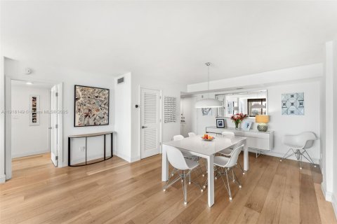 Condo in Cocoa Beach, Florida, 2 bedrooms  № 1972995 - photo 14