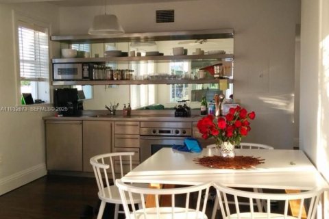 Condo in Miami Beach, Florida, 2 bedrooms  № 1991582 - photo 4