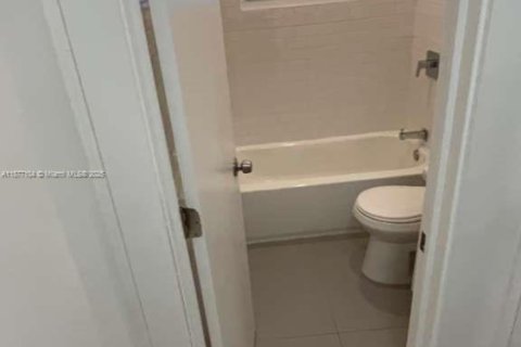 Villa ou maison à louer à North Miami, Floride: 1 chambre, 65.03 m2 № 1923860 - photo 17