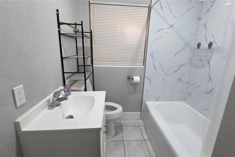 House in Orlando, Florida 4 bedrooms, 104.79 sq.m. № 1893576 - photo 9