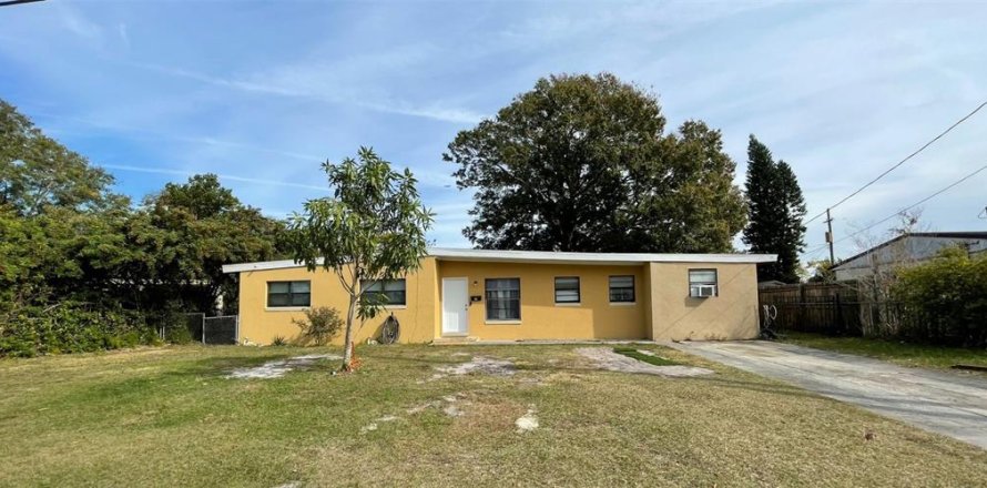 House in Orlando, Florida 4 bedrooms, 104.79 sq.m. № 1893576